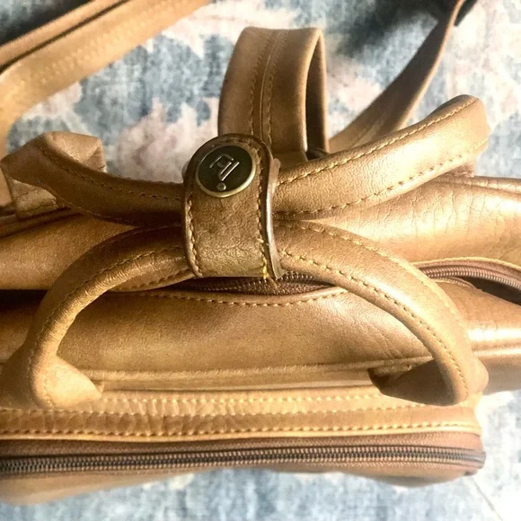 Lee & Tee Backpack - Picture 2 of 4